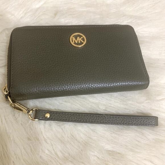 MICHAEL KORS Olive Green Pebbled Leather Zip Around 7" Wristlet Phone Wallet - Picture 16 of 16